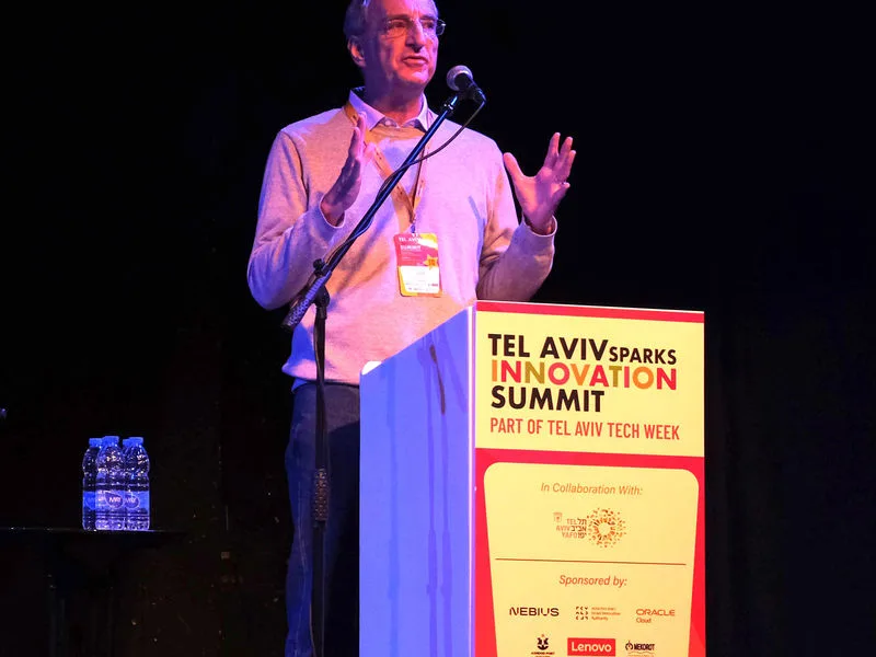 הרצאת מפתח על AI