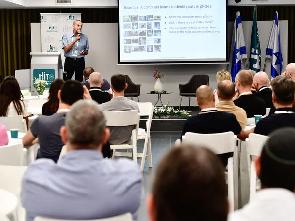 דרור גיל מרצה על AI